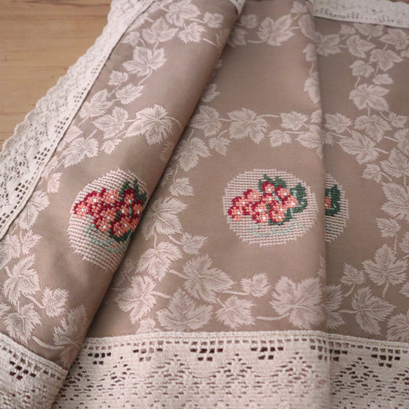 ドイツの手仕事/葡萄の手刺繍と葡萄の葉のダマスク織り生地 テーブルランナー　(ヴィンテージ) 17枚目の画像
