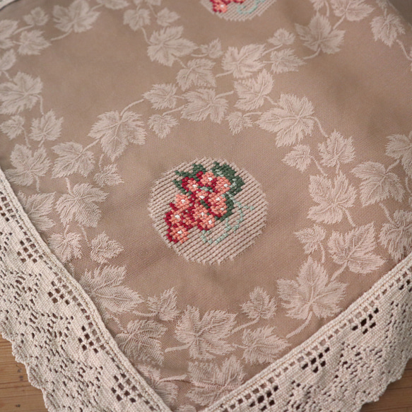 ドイツの手仕事/葡萄の手刺繍と葡萄の葉のダマスク織り生地 テーブルランナー　(ヴィンテージ) 11枚目の画像