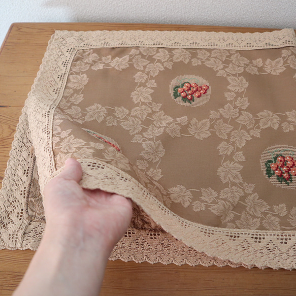 ドイツの手仕事/葡萄の手刺繍と葡萄の葉のダマスク織り生地 テーブルランナー　(ヴィンテージ) 2枚目の画像