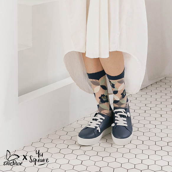 One Shoe x Yu Square 聯名透膚襪 - 和風山茶花 - 藍色 第4張的照片