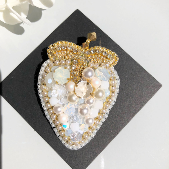 ビーズ刺繍 たっぷりビジューのホワイトベリーブローチ ブローチ