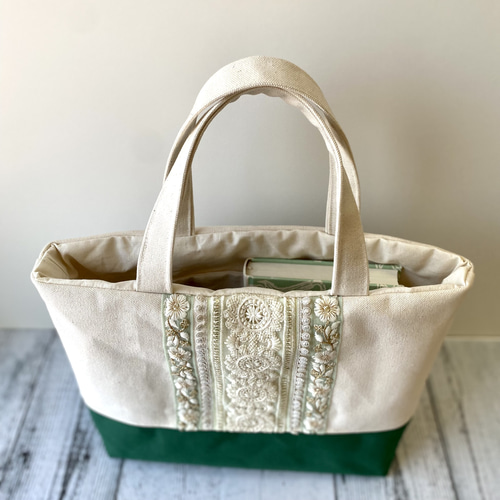 Mサイズ 白い花モチーフインド刺繍リボンのトートバッグ トート