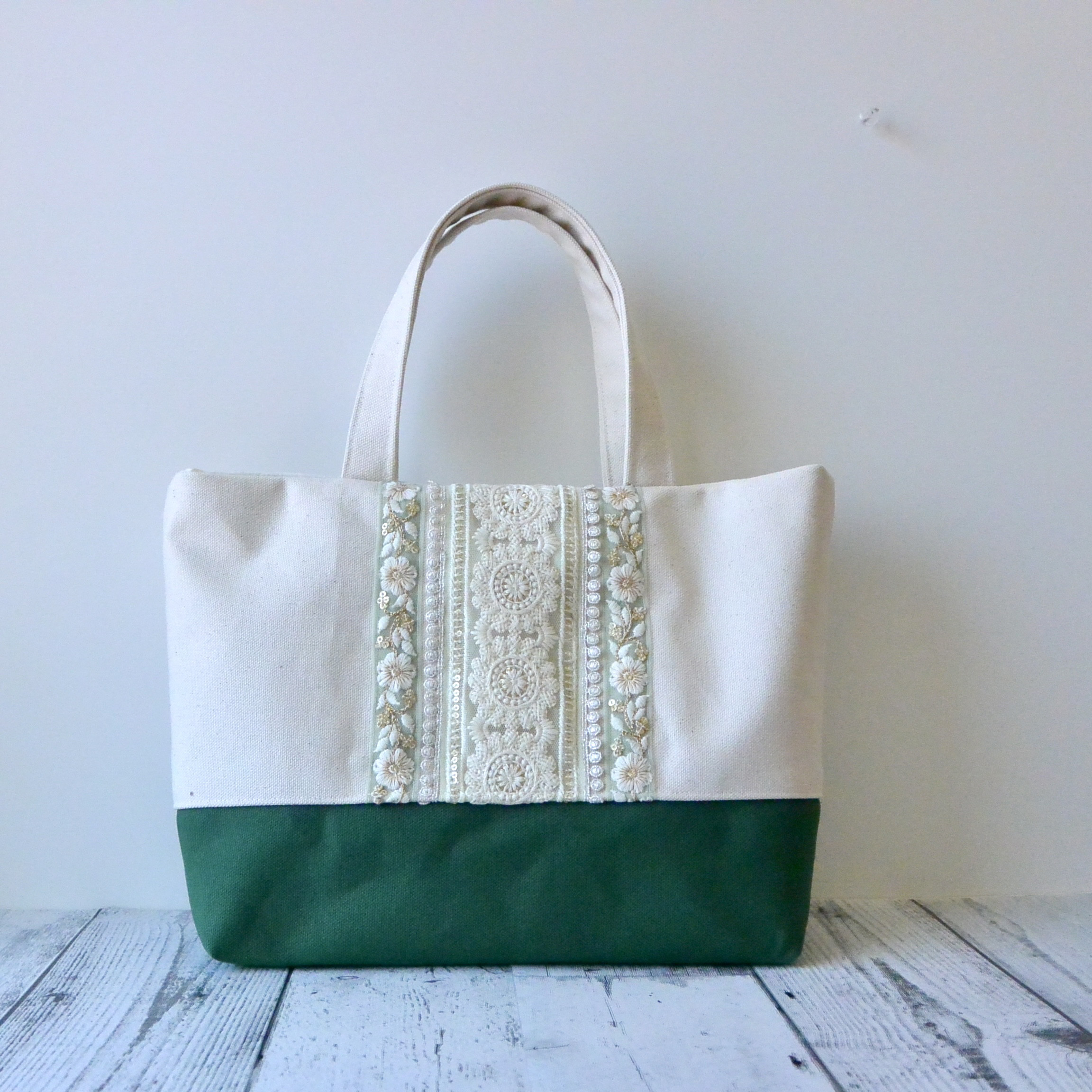 インド刺繍ハイクラスホワイト　トートバッグ　ハンドメイド 美しい透け感ブルーのインド刺繍トートバッグ【Sサイズ】 トート