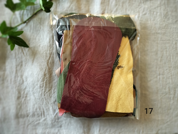 【送料込】革のハギレセット17　牛ヌメ革　ピッグスキンレザー　カラフル 3枚目の画像