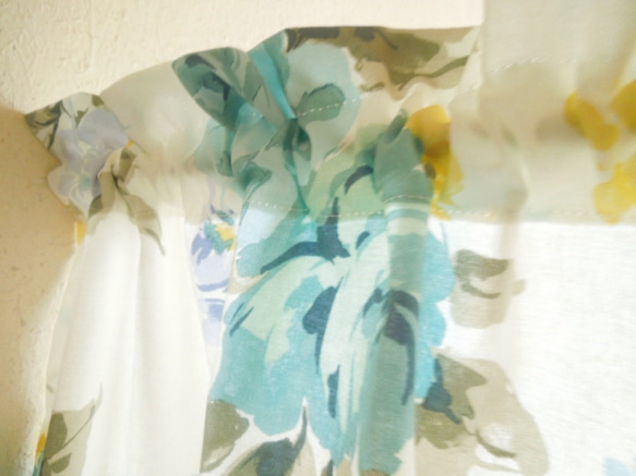 150×48丈:水色がキレイ・大きな花柄のコットン100％カフェカーテン:受注製作です 3枚目の画像