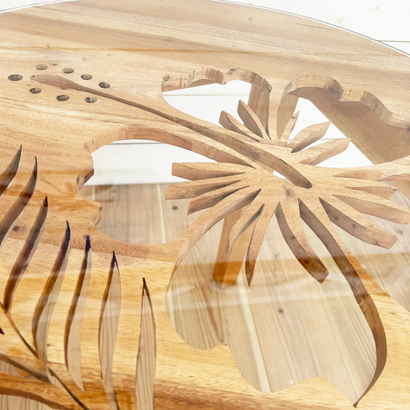 ハワイアンテーブル ラウンドテーブル 天然木製家具 ハイビスカスの無垢テーブル 丸い机 ガラスの天板 マホガニー材 花 5枚目の画像