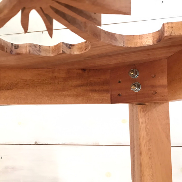 ハワイアンテーブル ラウンドテーブル 天然木製家具 ハイビスカスの無垢テーブル 丸い机 ガラスの天板 マホガニー材 花 13枚目の画像
