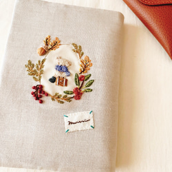 オーダー専用受付ページ　ハンドメイド　ブックカバー　手刺繍 手刺繍ブックカバー ＊ガーデン | iichi 日々の暮らしを心地よく