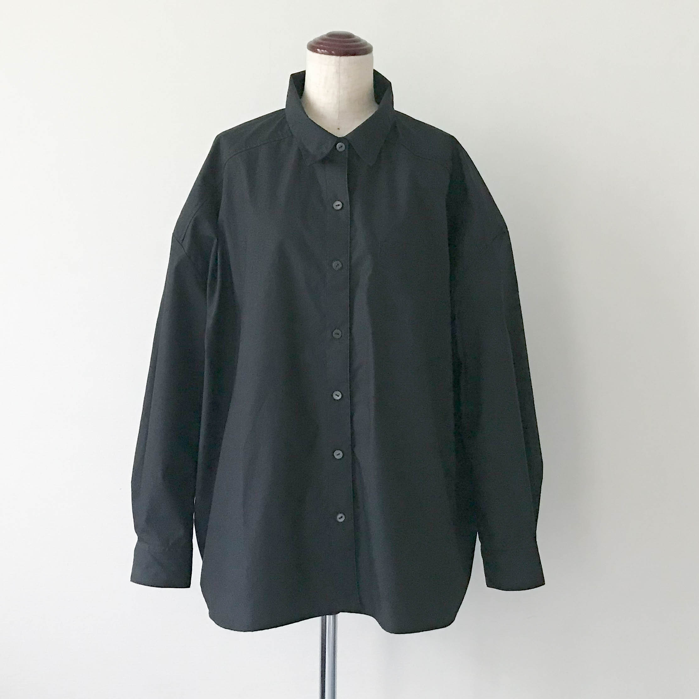 コエリブラウスPart2 ＜衿を立てて着るオーバーサイズ白シャツ＞ ～タイプライター黒～