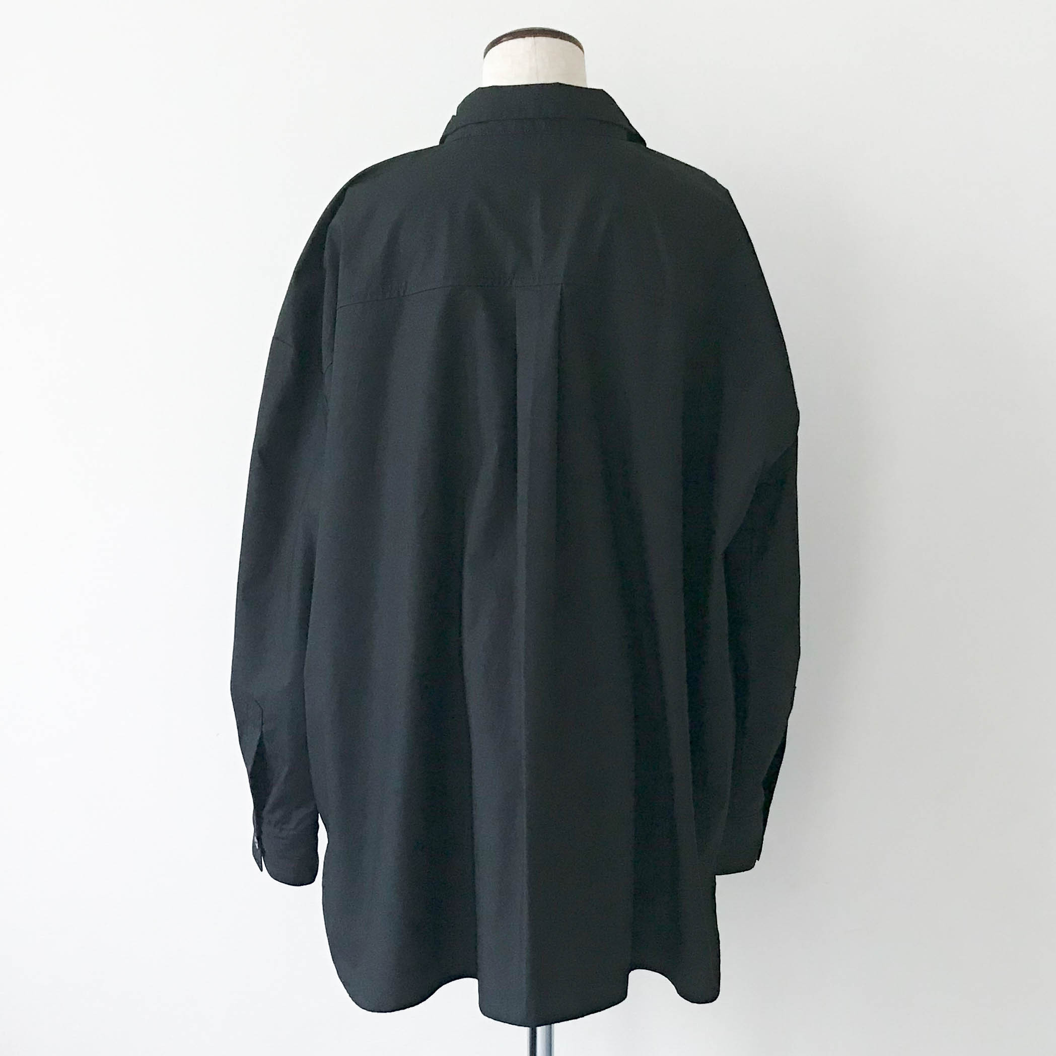 コエリブラウスPart2 ＜衿を立てて着るオーバーサイズ白シャツ＞ ～タイプライター黒～