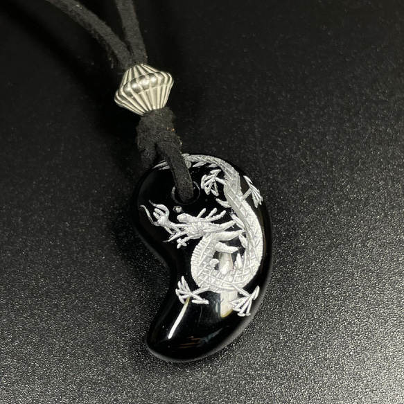 【目標達成をサポートする力を与える】皇帝龍 銀彫オニキス 勾玉 スエードコード ネックレス ｍｙ２ 9枚目の画像