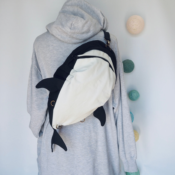 黒色　ホオジロザメさん帆布バッグパック  Lサイズ 1枚目の画像