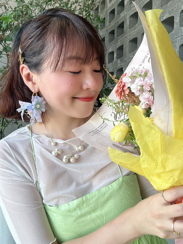 {Clear Blank Daydream} 日仏カントリースタイルのクールなカラーマッチングの花柄レースリボンフープイヤリング 3枚目の画像