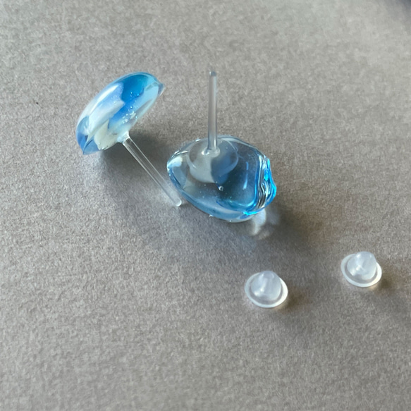 天藍色矽膠耳釘 天空和雲朵圖像耳環 透明水滴樹脂變形 Nuance 耳環 第6張的照片