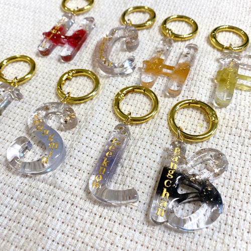 イニシャルチャーム】ゴールドラメ＋お好きなカラー(リクエストOK)名 