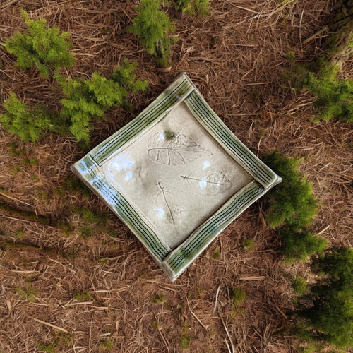 青木さんの緑色の葉模様の皿 青木さんの緑色の葉模様の皿 白刷毛目 8.5号皿(和風