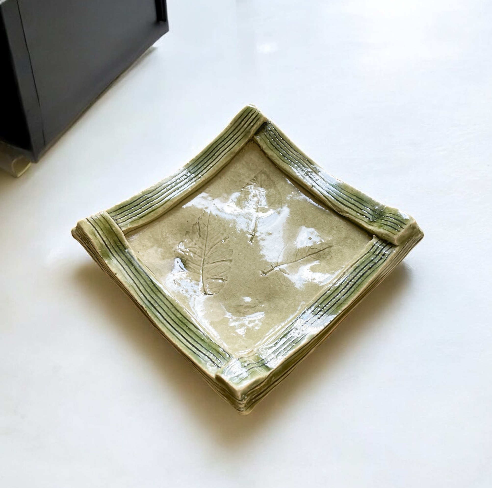 青木さんの緑色の葉模様の皿