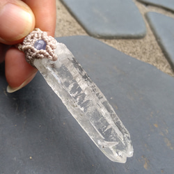 【ガネッシュヒマール産】ヒマラヤ水晶の天然石マクラメペンダント[PEN-47] 3枚目の画像