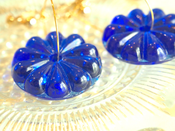 ブルーのヴィンテージのシャンデリアガラスのイヤリング&ピアス 2枚目の画像