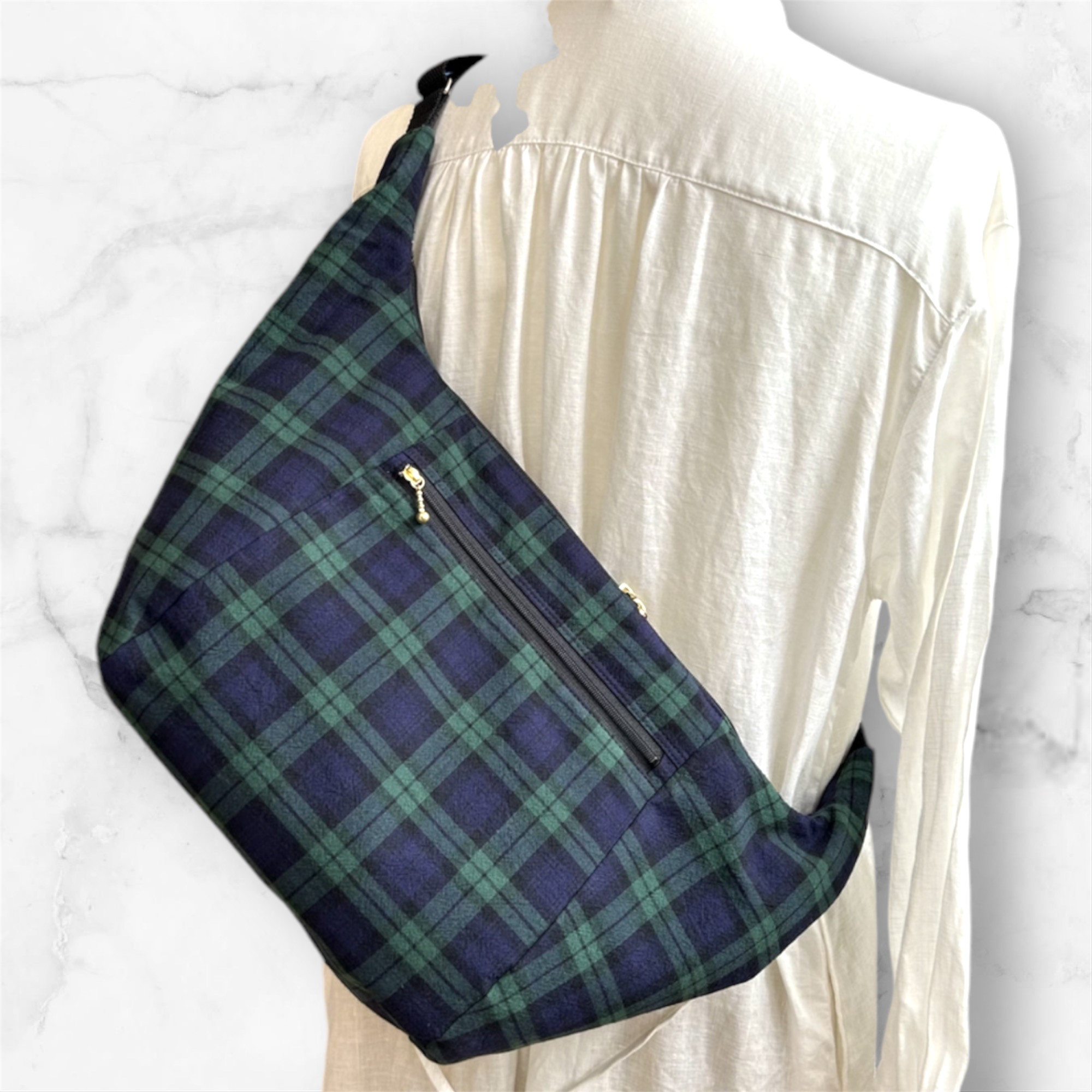 大容量　ラウンド　ショルダーバック　ボディーバック　長さ調節可能　三日月バック　ブラックウォッチ大柄小柄