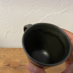 すっきりとしたマグカップ「ぎゃくさんマグ（黒）」 3枚目の画像