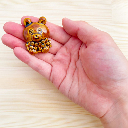 陶器]くまとキンモクセイのブローチ[秋] ブローチ chopiandchoco