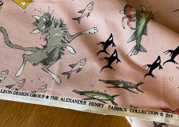 在庫1点！カットクロス！『ALEXANDER HENRY アレキサンダー　ネコや魚柄』～52×50㎝でカット済み～ 5枚目の画像