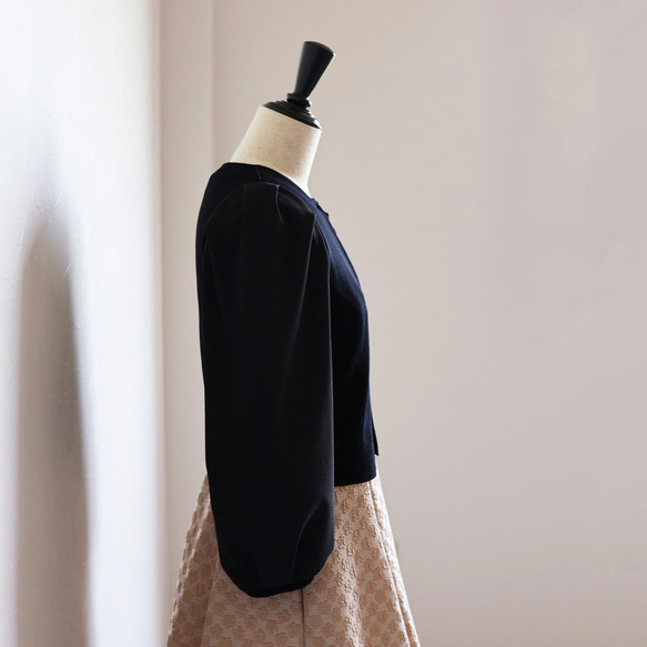 [適合儀式和邀請函] 不同材質袖子和蕾絲的波萊羅開襟衫 [黑色] 第5張的照片