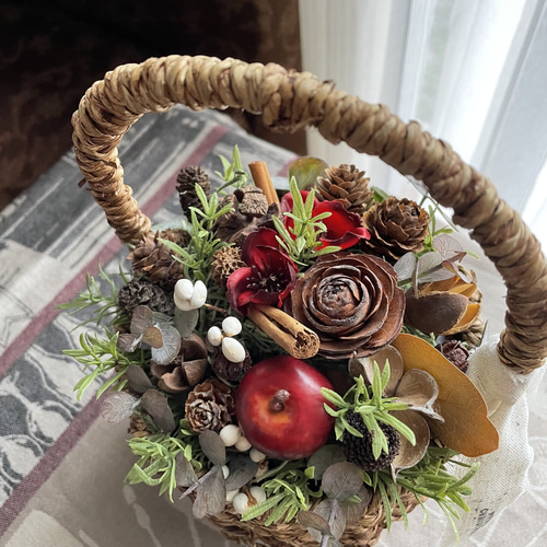 送料無料》りんごと木の実と赤いバラのバスケットアレンジメント