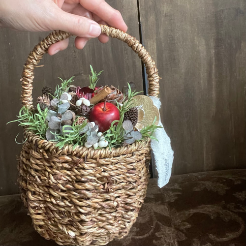 ドライフラワーꕤ︎︎赤いバラと木の実いっぱい Xmas 花籠リースꕤ壁飾り 楽天市場】赤い実 ドライフラワーの通販