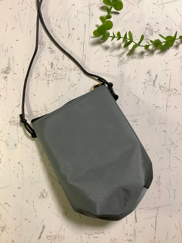防水ナイロン グレー ふっくら縦長ファスナーサコッシュ 超軽量 長財布が入る スマホショルダー サコッシュ みっちゃん 通販｜Creema(クリーマ)