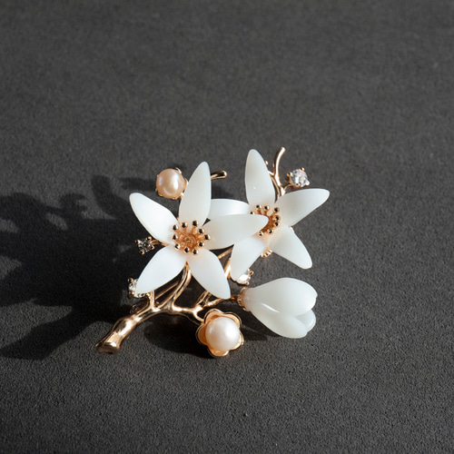 高貴で清楚な橘の花 ブローチ プラ板 タチバナ ブローチ JOS(注文製作