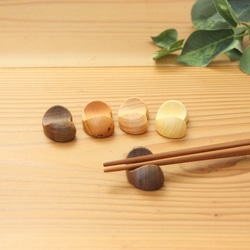 『ワケありな逸品』⑥ 木の箸置き 5個セット　豆形 ミニサイズ 木の種類いろいろ 1枚目の画像