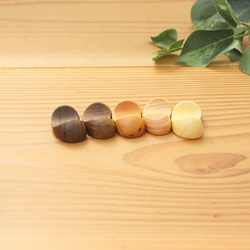 『ワケありな逸品』⑥ 木の箸置き 5個セット　豆形 ミニサイズ 木の種類いろいろ 2枚目の画像