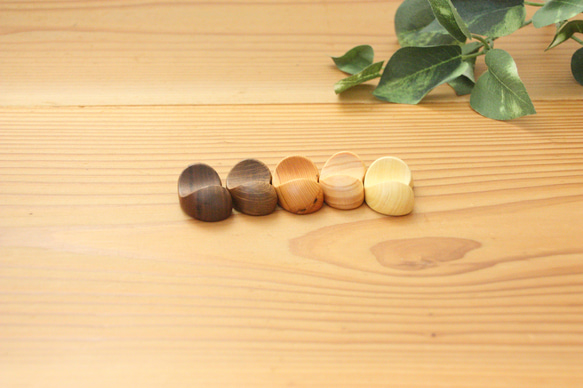 『ワケありな逸品』⑥ 木の箸置き 5個セット　豆形 ミニサイズ 木の種類いろいろ 2枚目の画像