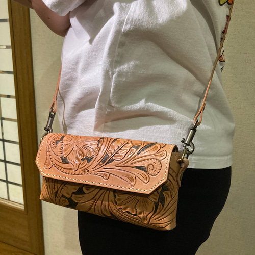 花柄レザー半円形ポーチ　カービング レザーカービングポーチ 花柄レザー半円形ポーチ カービング 楽天市場