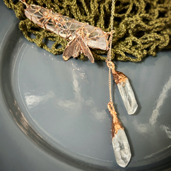蛾を狙う蟻の水晶ペンダント 1枚目の画像