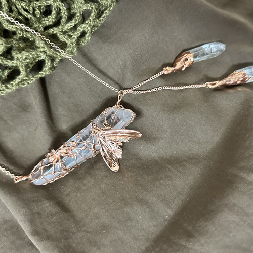 蛾を狙う蟻の水晶ペンダント ネックレス・ペンダント Botanica del  