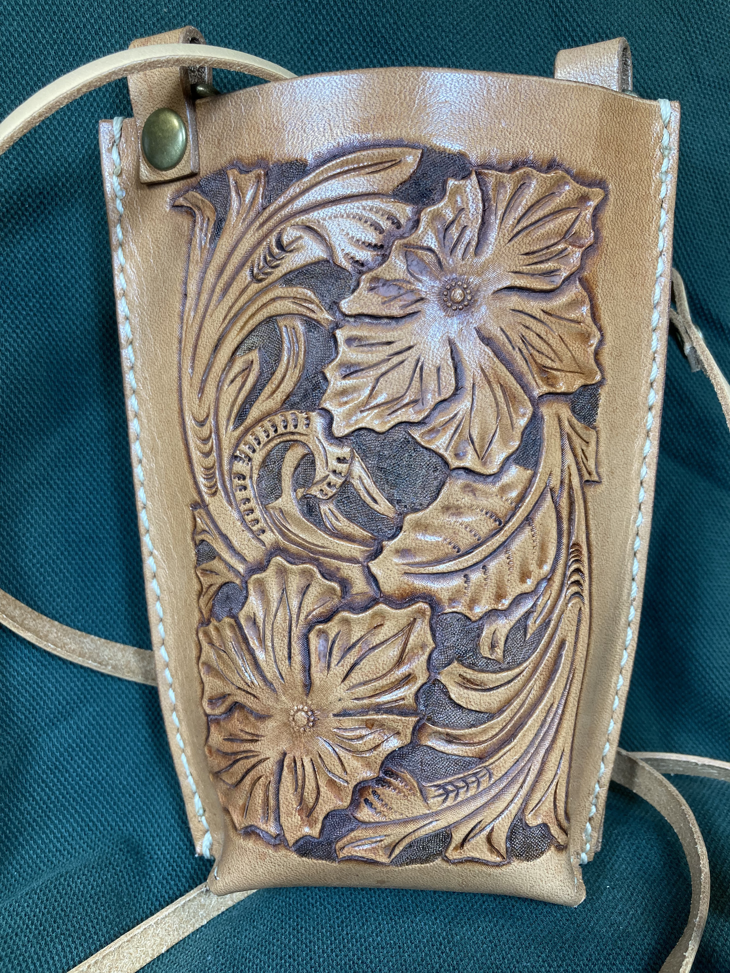 スマホポシェット　レザーカービング