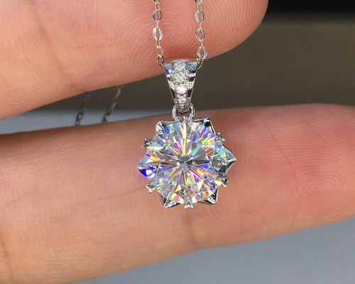 【newデザイン】輝くモアサナイト　ダイヤモンド　ネックレス newデザイン】輝くモアサナイト ダイヤモンド ネックレス