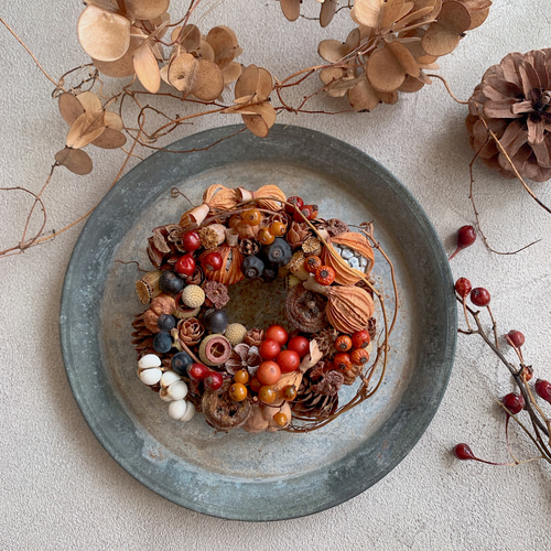 手のひらで秋を嗜む 数種類の実物を丁寧に紡いだ 木ノ実の