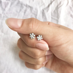 【c-7】ビーズリング ✿ 韓国 モノクロ お花 c-7】ビーズリング ✿ 韓国 モノクロ お花