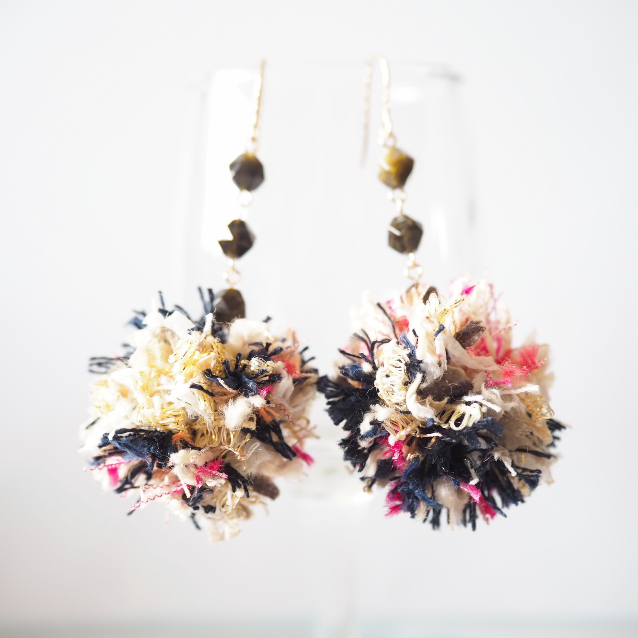 《ゴールデンオブシディアンと引き揃え糸のポンポンピアス》