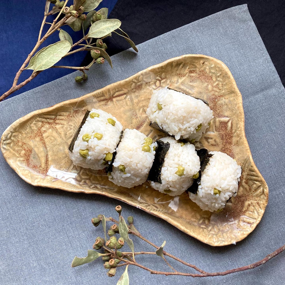 食卓を彩る器☆おもてなし・ギフトとしても◎和柄！和食器好きな方にオススメ♡薪窯で焼き上げた印象深い、柄入り三角形の大皿！ 2枚目の画像