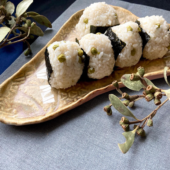 食卓を彩る器☆おもてなし・ギフトとしても◎和柄！和食器好きな方にオススメ♡薪窯で焼き上げた印象深い、柄入り三角形の大皿！ 4枚目の画像