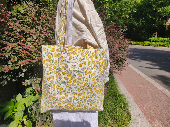 イエロー　黄色　小花　可愛い 綿 キャンパス トートバッグ 肩掛けバッグ ハンドバッグ 韓国バッグ 1枚目の画像
