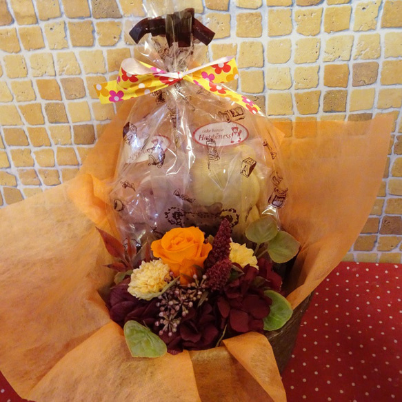 和テイストの陶器にアレンジしたプリザーブドフラワーと動物の形の焼き菓子５袋のギフトセット♪オレンジの薔薇バージョン♪ 1枚目の画像