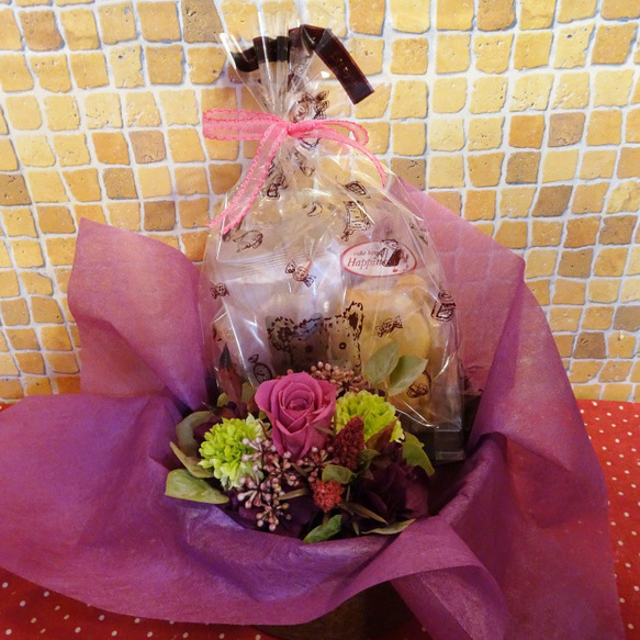 和テイストの陶器にアレンジしたプリザーブドフラワーと動物の形の焼き菓子5袋のギフトセット♪紫の薔薇バージョン♪ 1枚目の画像