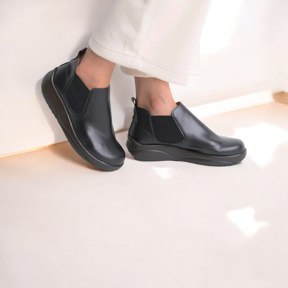 成人天然運動鞋底，側邊鬆緊帶靴，寬鬆版型，輕便，鞋底寬大，舒適 第1張的照片