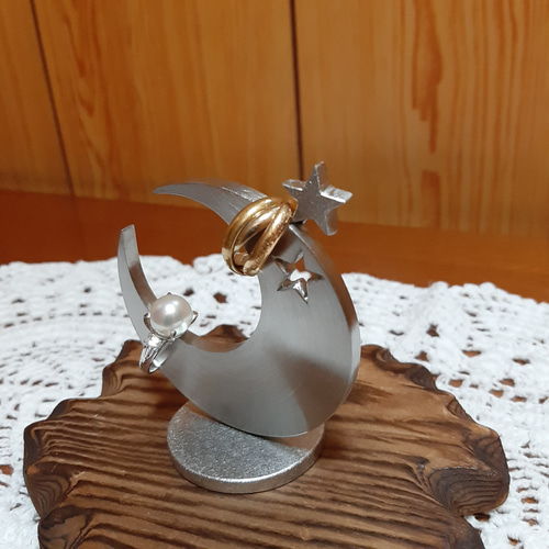 【オンライン限定商品】  新作 月から星が飛び出るデザインムーンリング リングスタンド 指輪・リング